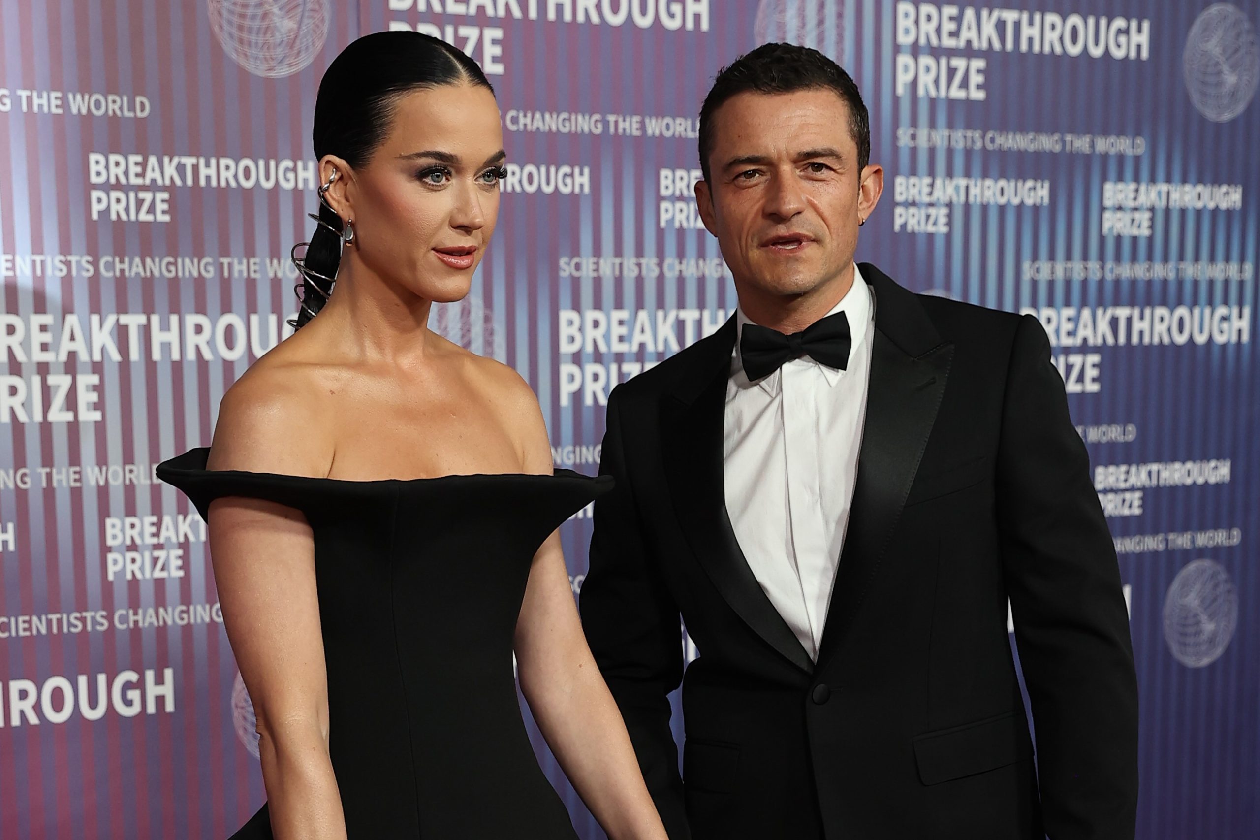 Katy Perry és Orlando Bloom összeillő fürdőruhában romantikáztak a strandon